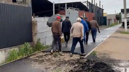 Тротуары ушли под землю, проросли кусты: Жители Таласа добились проверки прошлогоднего ремонта