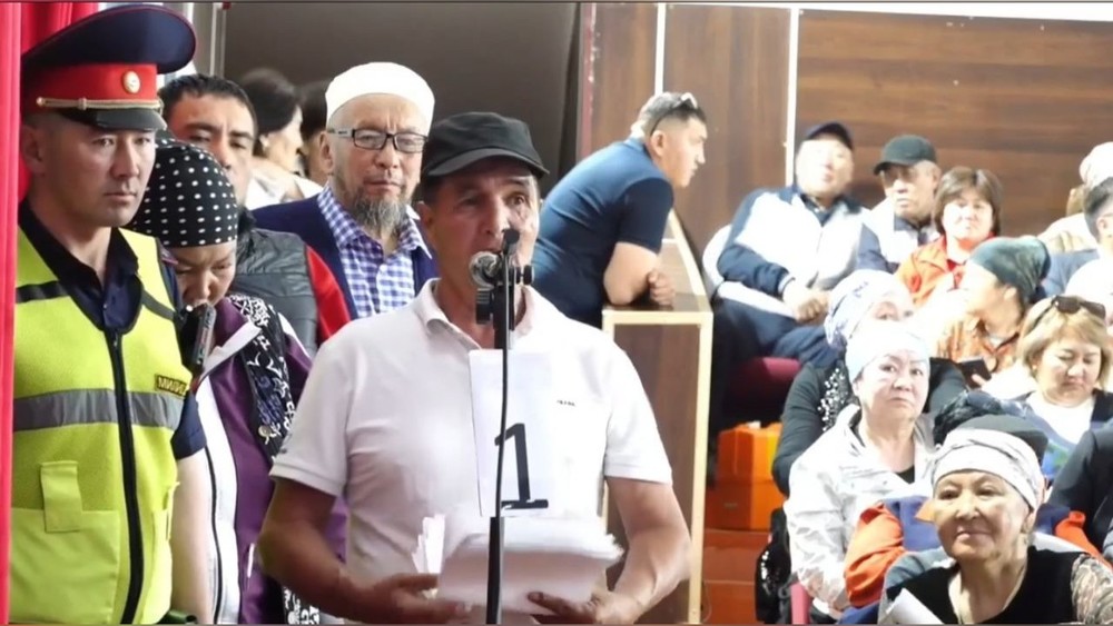 «Купил дом по расписке в 1995 году»: В Нарыне многодетный отец-инвалид 30 лет пытается узаконить жилье