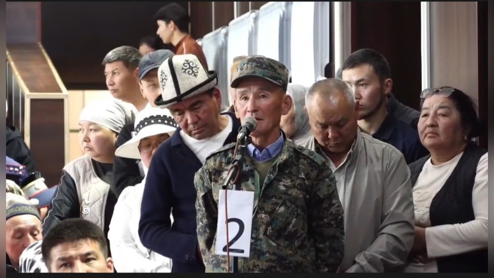 «Свадебные кортежи устраивают гонки»: Житель Нарына просит установить «лежачие полицейские» по дороге к школе в РТС