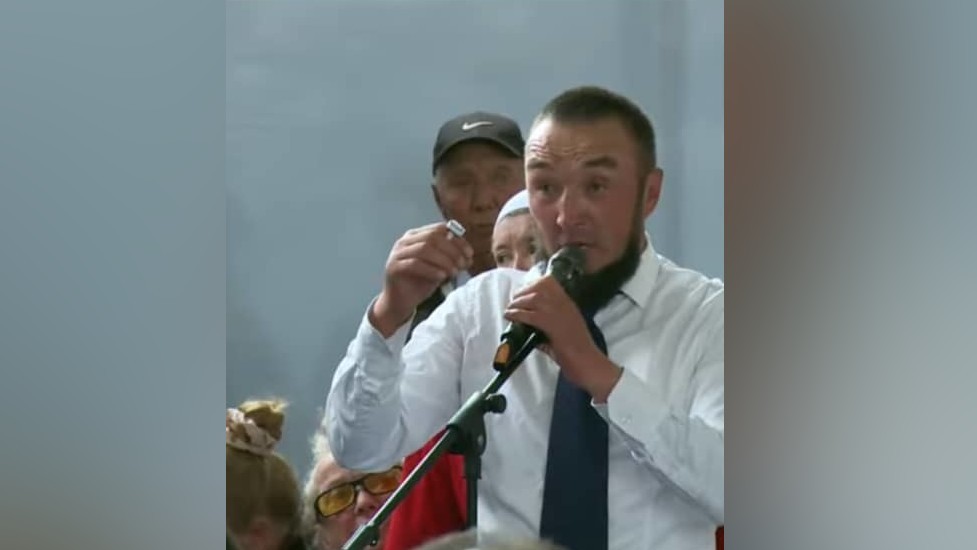 «Называют дворником»: На встрече глава села Ак-Суу Московского района предложил вернуть выборы глав сел народом