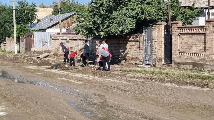 В городах Манас и Таш-Кумыр сошедшие сели подтопили дома и заблокировали дороги