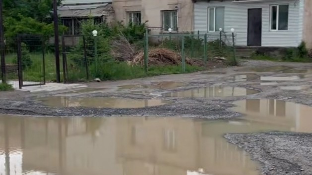 В Нарыне после дождя дороги превращаются в лужи
