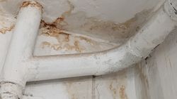 Из крыши многоэтажного дома в 3 мкр Чолпон-Аты вода во время дождя стекает в квартиру, - жительница