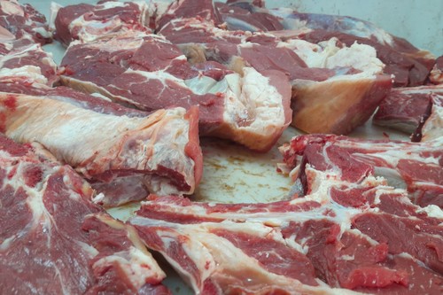 Проверка мясной продукции и овощей на рынке Масы: 
