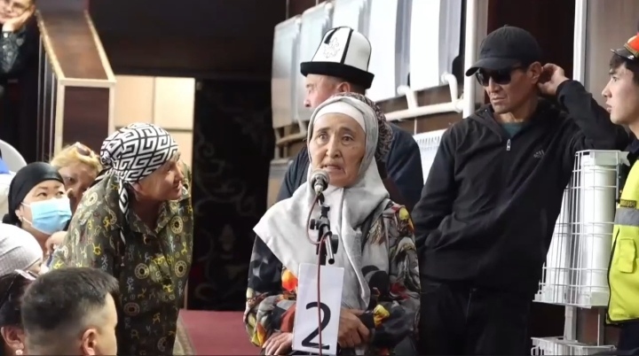 «Мусор не вывозят, а деньги требуют»: жители Төш-Булака в Нарыне пожаловались на проблему