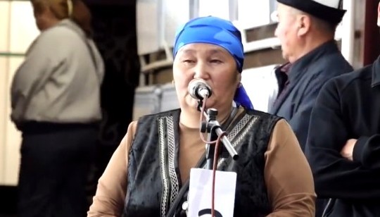 В Нарыне одинокая мать пятерых детей попросила помощи у полпреда президента с жильем