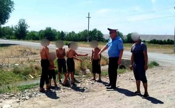 Сотрудники милиции в Араване напомнили детям о правилах безопасности на воде
