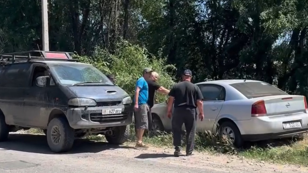 На дороге между городом Кант и селом Ак-Кудук водители, объезжая ямы, съезжают в арык