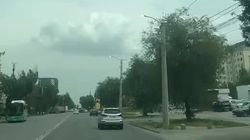 По улице Анкара днем горят уличные фонари