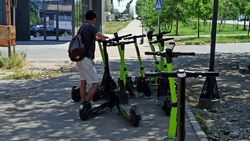 Тротуар заставлен самокатами