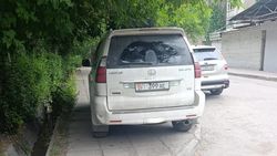 «Лексус» стоял на тротуаре в микрорайоне Аламедин-1