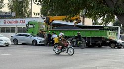 В Бишкеке столкнулись автокран и две легковушки