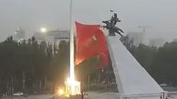 На площади Ала-Тоо порвался флаг