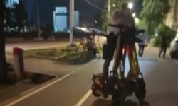 Парень ехал на самокате, загрузив на него еще несколько самокатов