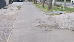 На тротуаре по Жибек Жолу между бульваром Дзержинского и Тыныстанова есть ямы