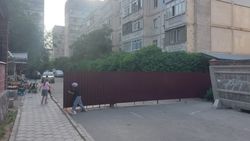 В мкр Джал возле дома №81 неизвестные перекрыли дорогу