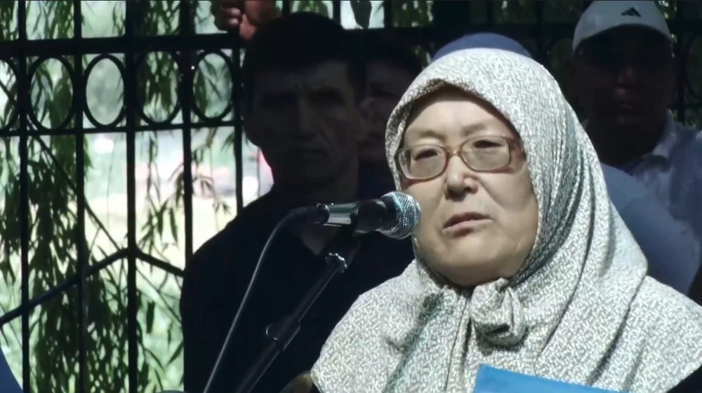 Сотрудницу скорой помощи в Оше, по словам матери, вынуждают уволиться после скандала
