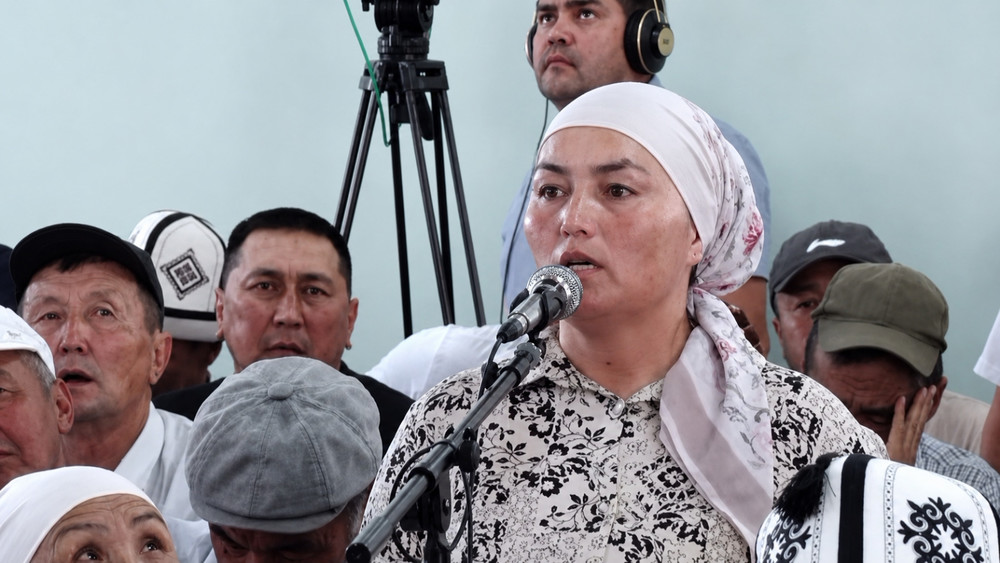 В Узгене мать шестерых детей попросила президента о помиловании для мужа, осуждённого за убийство