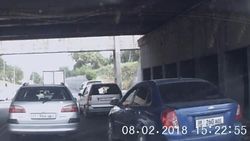 На Садыгалиева—Л.Толстого машина повернула со второго ряда