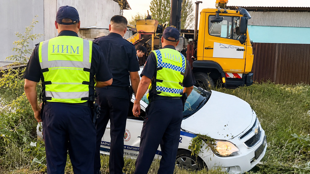 В Оше патрульный автомобиль попал в ДТП во время погони за Kia K5