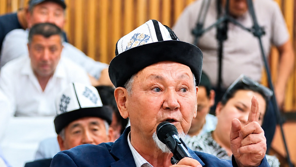 Школа «Иссык-Куль» в городе Раззаков переполнена в два раза: дети учатся в три смены и в актовом зале