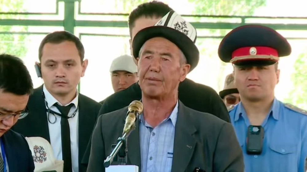 На встрече с полпредом жители Алайкуу попросили запустить санавиацию из-за дефицита врачей