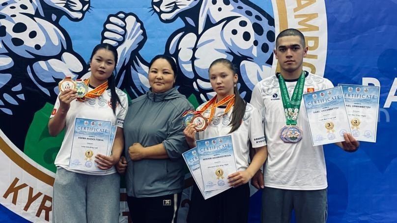 Две школьницы из Тюпа стали чемпионками Азии по армрестлингу, завоевав пять золотых медалей