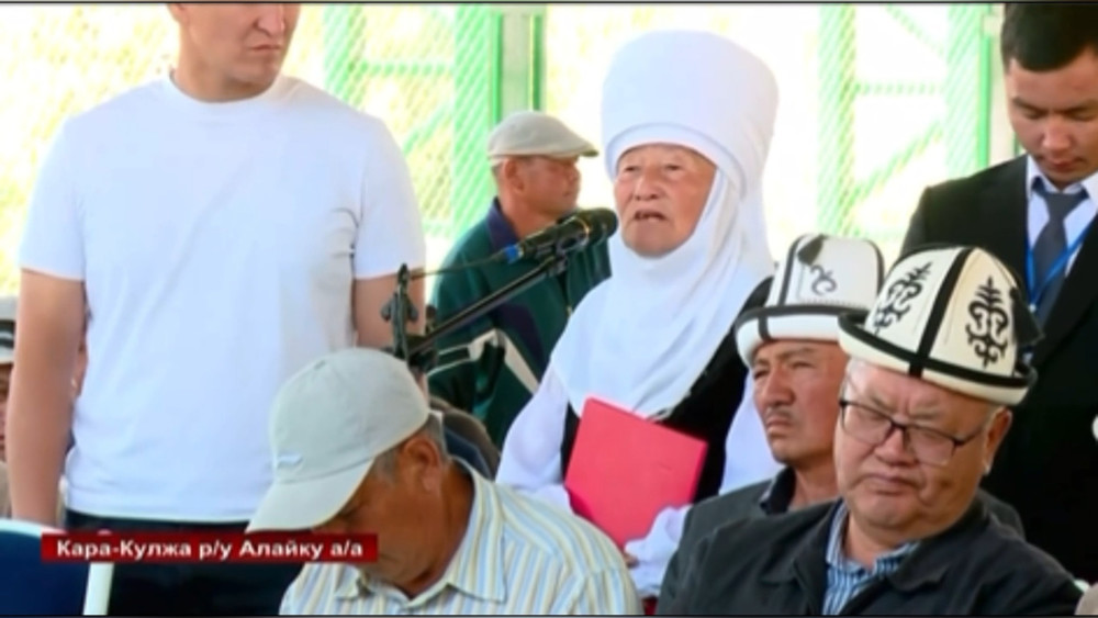 Жительница Кара-Кульджинского района пожаловалась полпреду президенту, что сосед захватил часть её участка