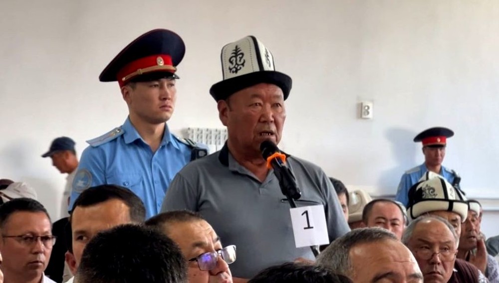 Отец подарил дом младшему сыну и оказался в центре семейного скандала в Аксы