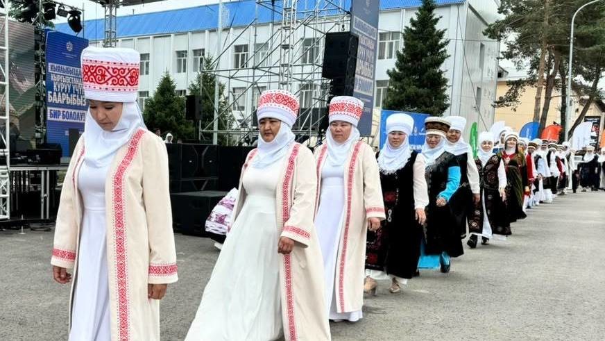 Около 200 женщин приняли участие в фестивале «Элечек» в Нарыне