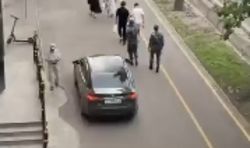 На Киевской машина ехала по тротуару