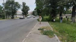 На автобусной остановке по адресу Матыева, 244 нет навеса и скамеек