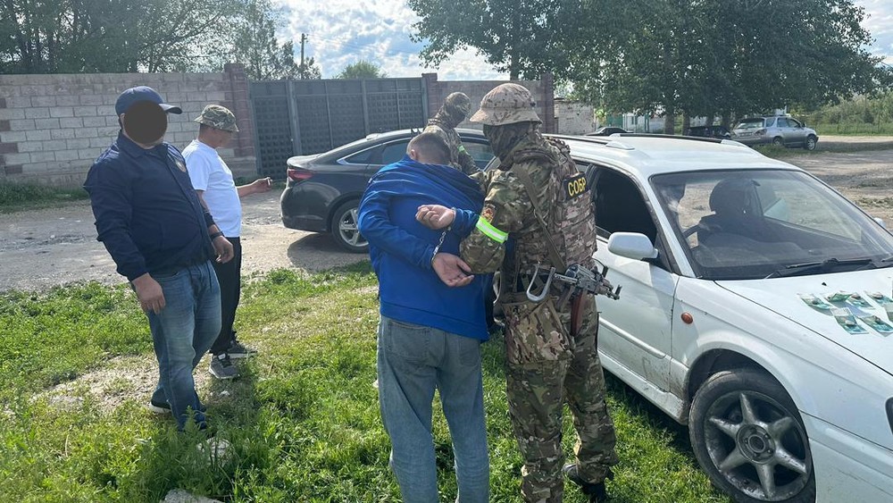 В Токтогуле УБОП задержало подозреваемых в вымогательстве 500 тыс. сомов. Видео и фото