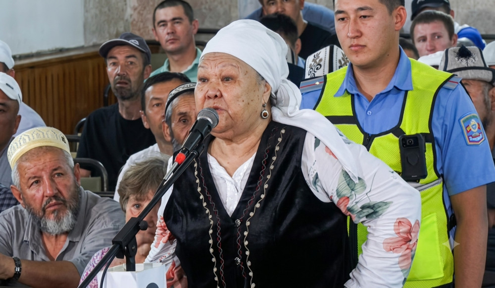 15 человек в трёхкомнатном доме: жительница Сокулукского района попросила земельный участок