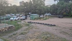 На футбольное поле около вокзала Бишкек-1 снова заезжают машины