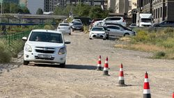 На тротуарах вдоль реки Аламедин организовали автодром по практическому вождению, -бишкекчанин