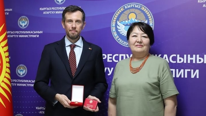Education Minister awards outgoing UK Ambassador medal for cooperation