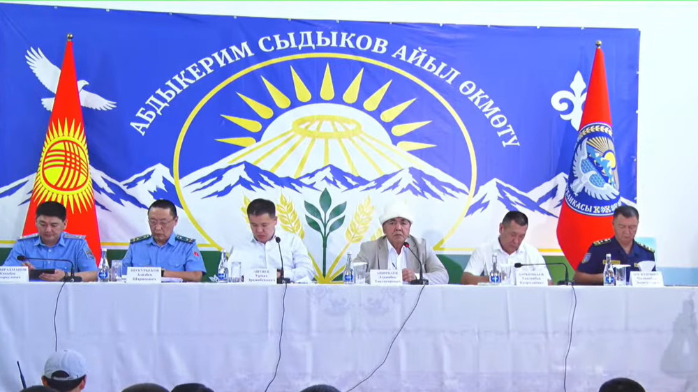 «Поставьте главой айыл окмоту мужчину»: житель села в Аламединском районе обратился к полпреду президента