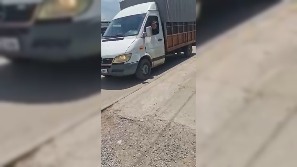 Водителю, проехавшему по тротуару в Таласе, выписали штраф