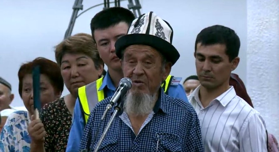 «Архив сгорел»: отец 9 детей рассказал о проблеме с земельным участком, который, по его словам, был продан бывшими главами айыл окмоту