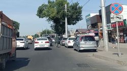 На остановке Аламединского рынка незаконно паркуются машины