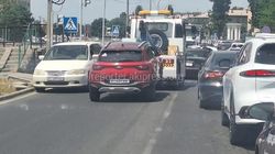В Бишкеке эвакуатор выехал на встречку. Видео