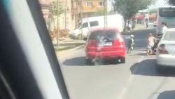 В Бишкеке машина чуть не сбила женщину с тремя детьми. Видео