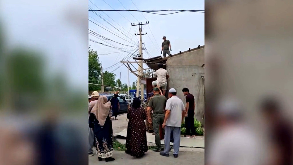 В городе Ош во время сноса магазина произошел конфликт. Видео