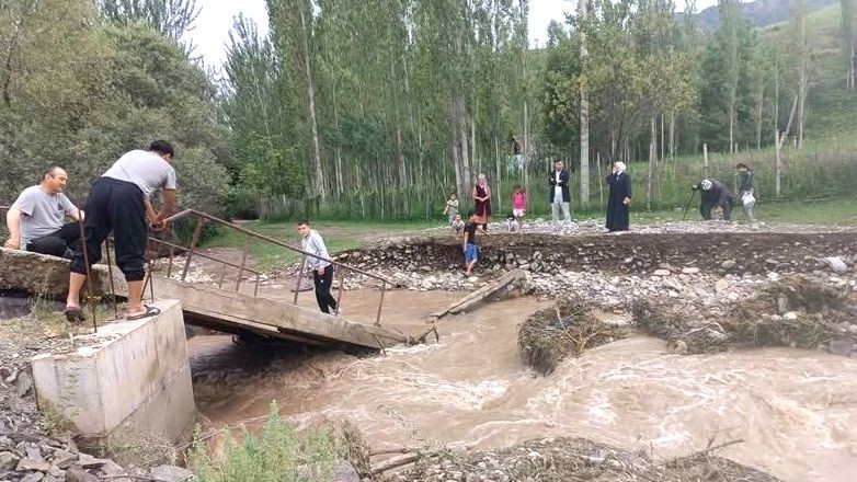 В Жалал-Абадской области и Майлуу-Суу сошли сели: подтоплены дома, закрыта трасса