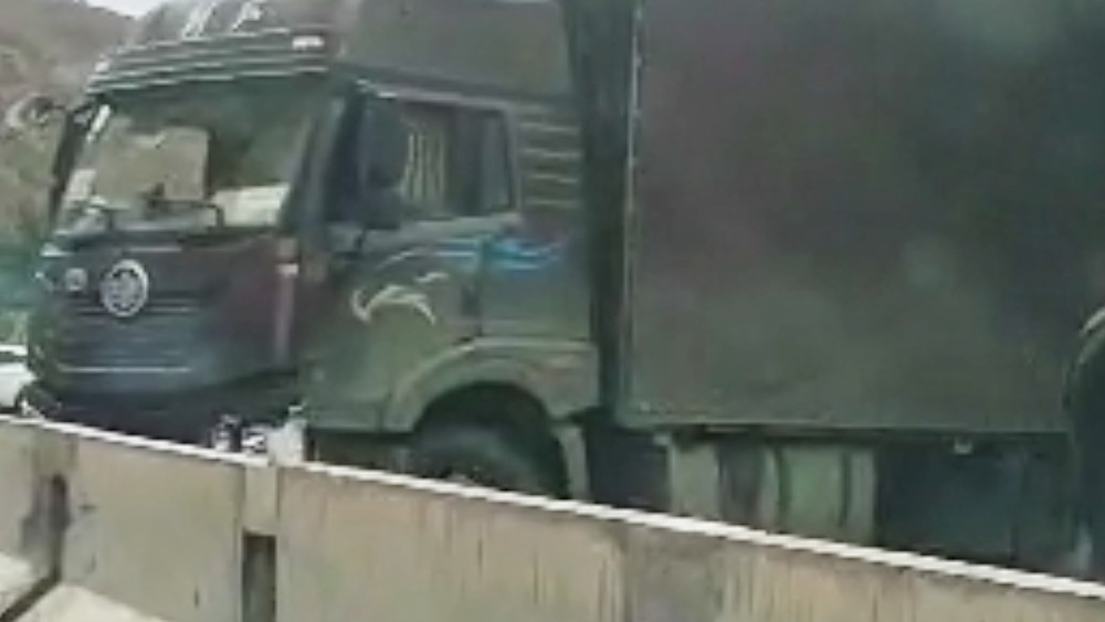 В Боомском ущелье столкнулись грузовик и легковое авто