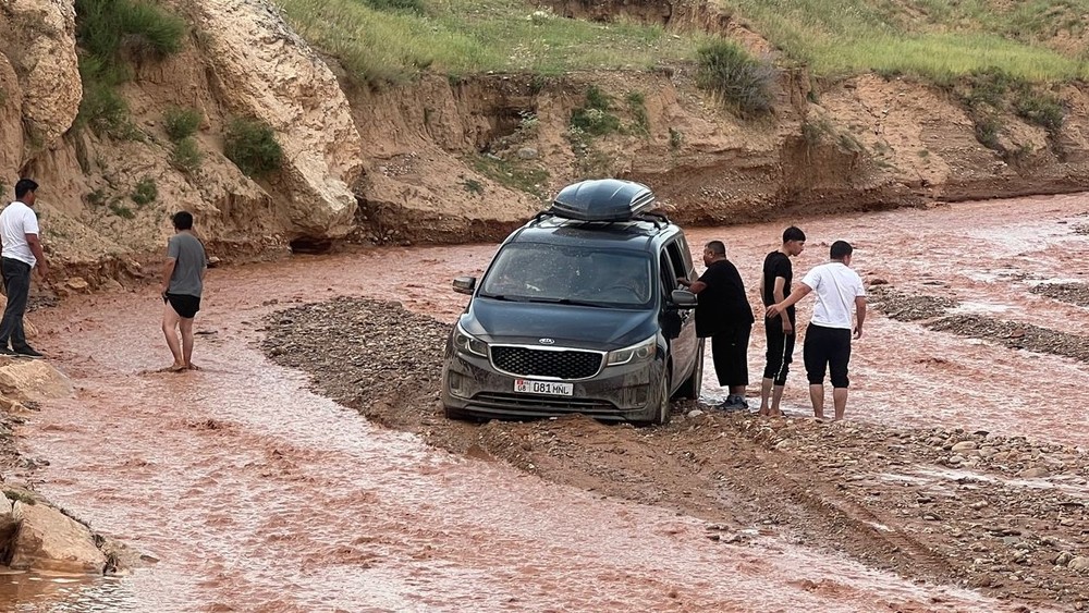 На дороге Таш-Кумыр—Кербен сошел сель: проезд закрыт, в застрявшей машине оказались дети