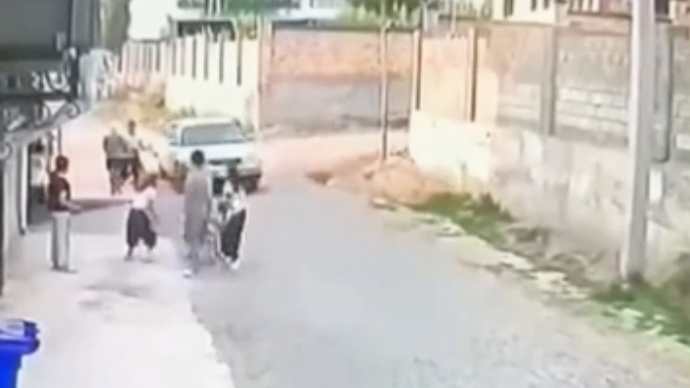 В Кара-Суу автомобиль сбил 4 детей — момент попал на видео