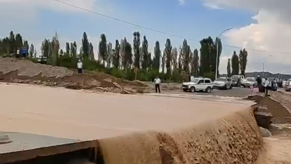 Жители Самаркандека в Баткенском районе просят построить мост из-за угрозы селей