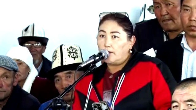 «Ставят ноги на руль и едут на большой скорости»: После автонаезда жители целого села перекрыли международную трассу